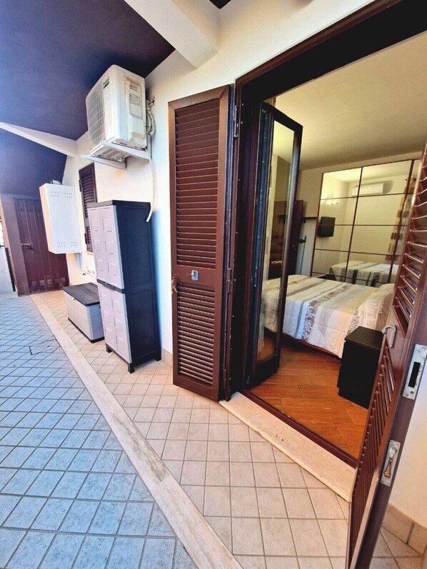 2 bedrooms, in-room safe, desk, iron/ironing board