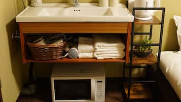 Appartement Élite, vue ville | Salle de bain | Douche, sèche-cheveux, chaussons, serviettes fournies