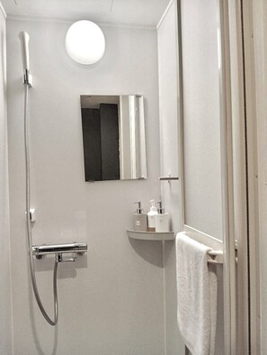 Shower, hair dryer, slippers, towels - Remon House Asakusa Tokyo (Tokyo)