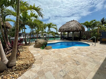 Private Pool Oasis! Relax Old Charm 2BR/2BA /w Dock, Tikis, outdoor bar & grill!