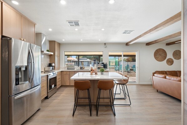 Fridge, microwave, oven, dishwasher - Pickleball Golf Heated Pool Splash Pad (Scottsdale)