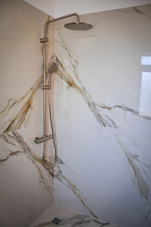 Superior Double Room, Balcony, City View | Bathroom | Shower, hair dryer, slippers, towels - Horizont Aparthotel  (Shkodër)