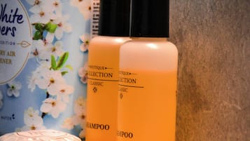 Kamar Quadruple Keluarga, pemandangan kota | Kamar mandi | Shower, pengering rambut, sandal, dan handuk
