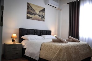 Habitación doble superior, balcón, vista a la ciudad | Cortinas blackout, insonorización y wifi gratis 