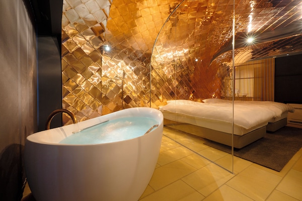 Chambre Design avec lits jumeaux, 2 chambres, non-fumeurs, vue mer | Salle de bain | Baignoire d'eau douce, articles de toilette gratuits, sèche-cheveux