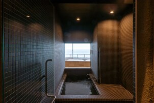 设计双床房, 2 间卧室, 无烟房, 海景 | 浴室 | 泉水浴缸、免费洗浴用品、吹风机、拖鞋