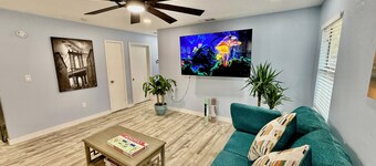 Heart of GNV with King beds, High speed Internet and 75 inches small TV