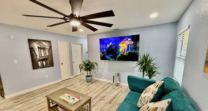 Heart of GNV with King beds, High speed Internet and 75 inches small TV