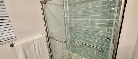 Een douche, een haardroger, handdoeken, zeep