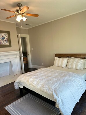 2 soverom, skrivebord, strykejern/-brett og wi-fi