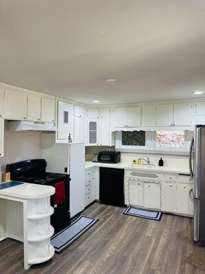 Refrigerador, microondas, horno, placa de cocina