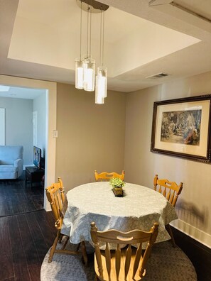 Dining - Historic Home in Sherman Downtown  (Sherman)