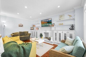 TV - Stylish 3BR Whitby Home in Prime Location (Whitby)