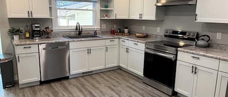 Refrigerador, microondas, horno, placa de cocina