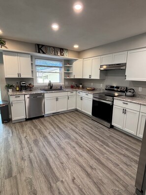 Fridge, microwave, oven, stovetop - Charming 3-bedroom house in Janesville with AC, WiFi (Janesville)