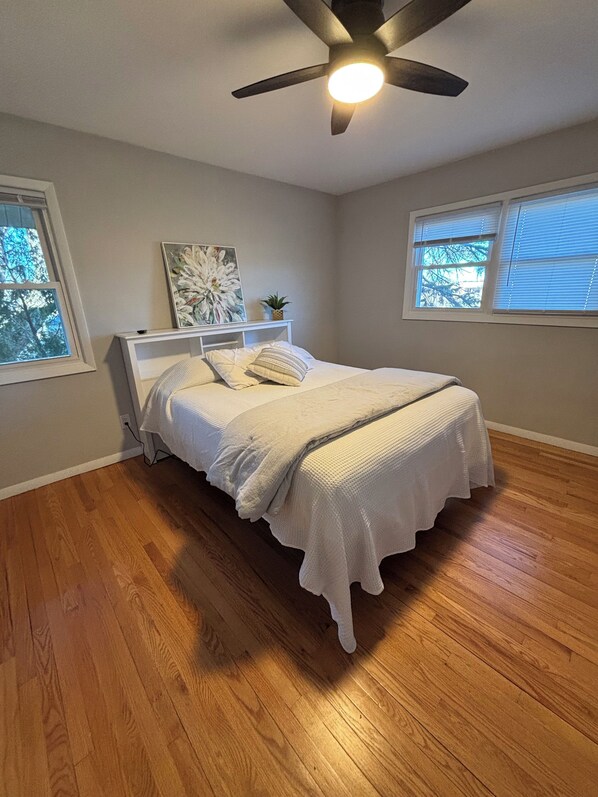 3 chambres, bureau, fer et planche à repasser, lit de bébé portatif