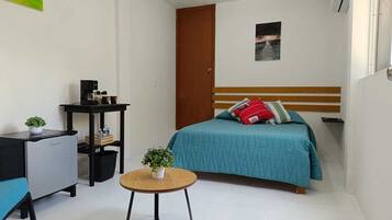 Estudio básico, dormitorio mixto, baño privado, vista a la ciudad | Wifi gratis y ropa de cama