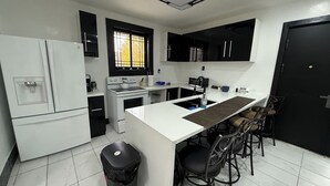 Cafetera y tetera, refrigerador, microondas y horno 