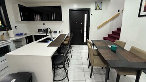 Cafetera y tetera, refrigerador, microondas y horno 