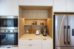 Kühlschrank, Mikrowelle, Ofen, Herdplatte
