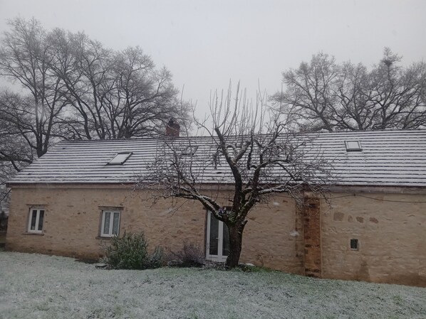 Exterior - Gite:bedroom with bathroom, pantry, kitchen (Lurcy-Lévis)