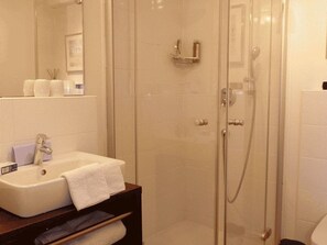 Douche, sèche-cheveux, serviettes fournies