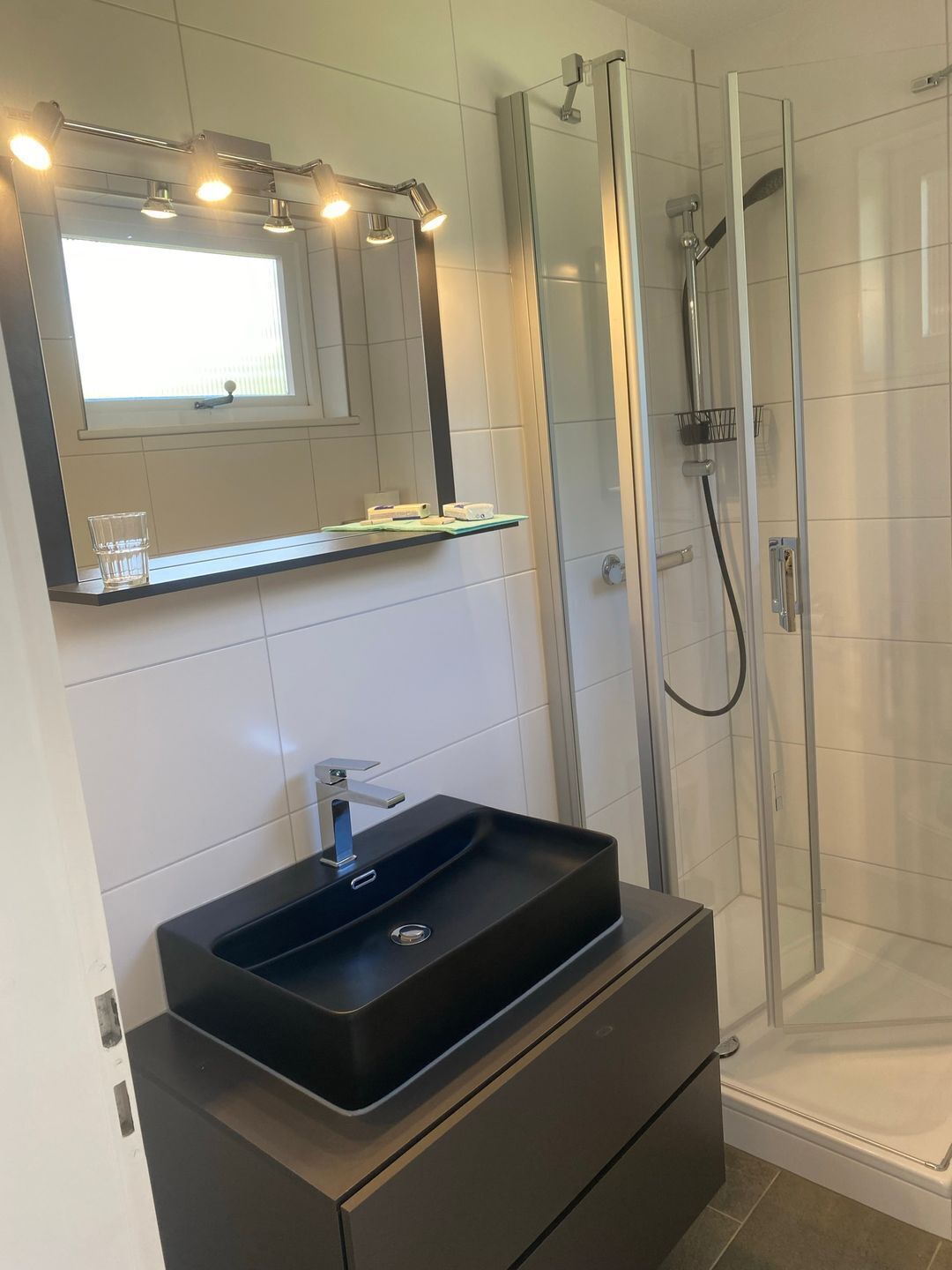 Een douche, een haardroger, handdoeken