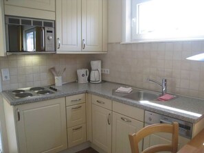 Een koelkast, een microgolfoven, een kookplaat