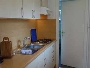 Refrigerador, cafetera y tetera y tetera eléctrica 