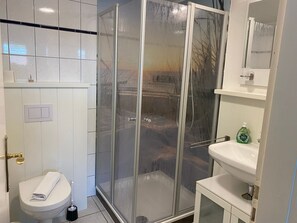 Shower, hair dryer, towels - Here you go on vacation near the beach and the city - Haus Carstensen (Wyk auf Föhr)