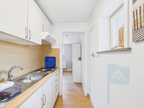 Coffee/tea maker, fridge, electric kettle