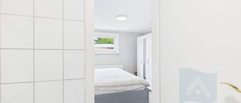 1 bedroom, bed sheets