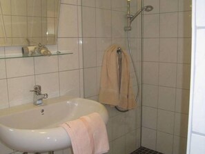 Chuveiro, secador de cabelo, toalhas de banho 