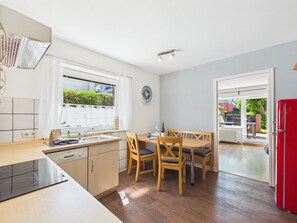 Kühlschrank, Mikrowelle, Herdplatte, Geschirrspüler