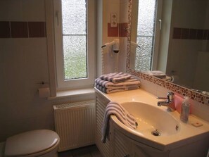Dusche, Haartrockner, Handtücher