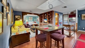 Un salon confortable avec un canapé, une table basse et un coin repas comprenant une table et des chaises.