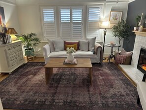 TV connectée, cheminée, livres