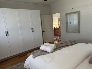 2 chambres, fer et planche à repasser, lit de bébé portatif