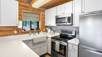 Jääkaappi, mikroaaltouuni, uuni, liesi