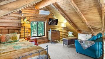 2 slaapkamers, een bureau, een strijkplank/strijkijzer, reisbedje