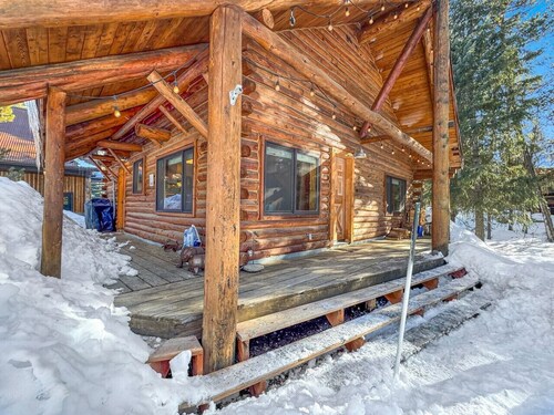 Escape to this cozy cabin near Cascade Lake!