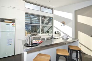 Réfrigérateur, four à micro-ondes, un four, surface de cuisson