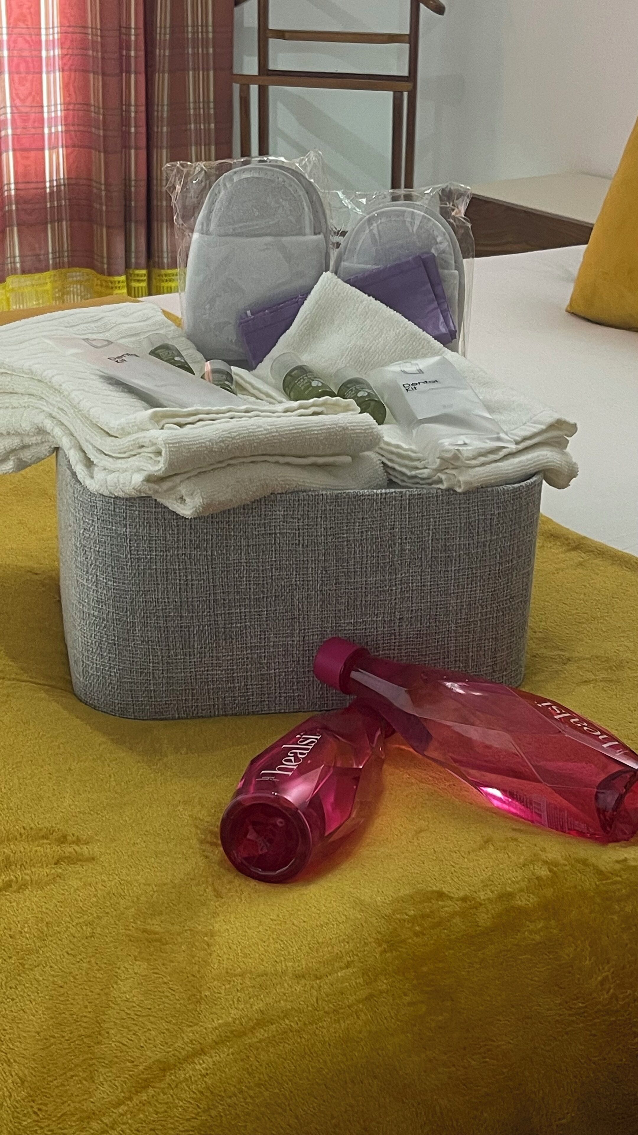 Chuveiro, secador de cabelo, toalhas de banho, sabonete