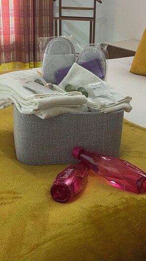 Douche, sèche-cheveux, serviettes fournies, savon