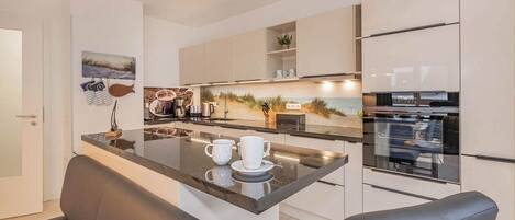 Kylskåp, mikrovågsugn, ugn och spishäll