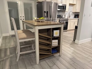 Kylskåp, mikrovågsugn, ugn och spishäll