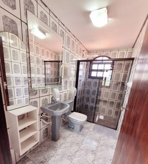 Shower, hair dryer, soap, toilet paper - MarMeQuer! Your House on the Beach! Recharge your batteries! (Jardim Peruibe Peruíbe)