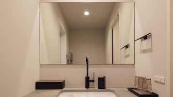 Vila Standar, balkon, pemandangan taman | Kamar mandi | Shower, perlengkapan mandi gratis, pengering rambut, dan sandal