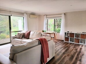 Smart TV, fireplace
