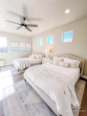 4 habitaciones, tabla de planchar con plancha, wifi y ropa de cama 